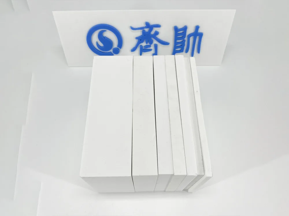 Aký materiál je keramická doska z oxidu hlinitého?